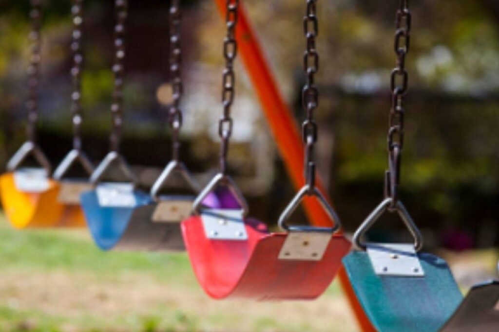 A criança foi jogada pelo próprio pai por uma janela