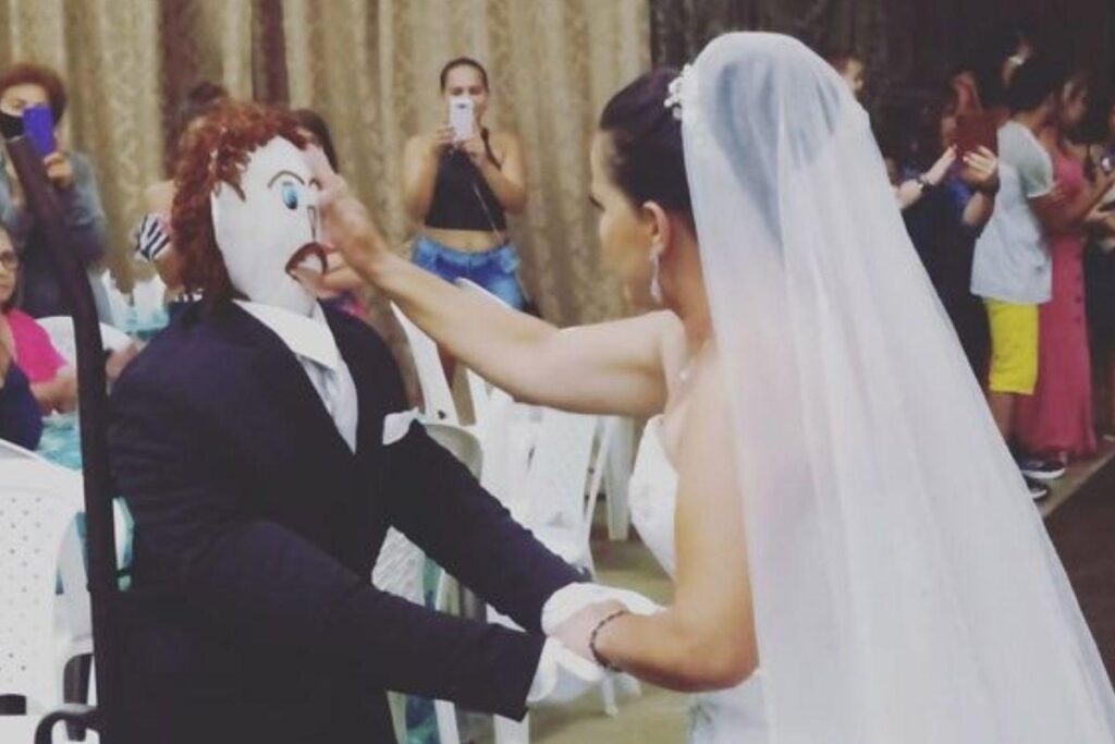 Mulher se casa com boneco de pano