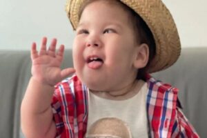 Heitor e a fisioterapeuta Aline enquanto tomava a oitava dose do remédio Spinraza