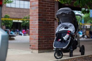 Aiden McCarthy, 2, teve seus pais, Kevin McCarthy, 37, e Irina McCarthy, 35, assassinados no atentado, no dia quatro de julho