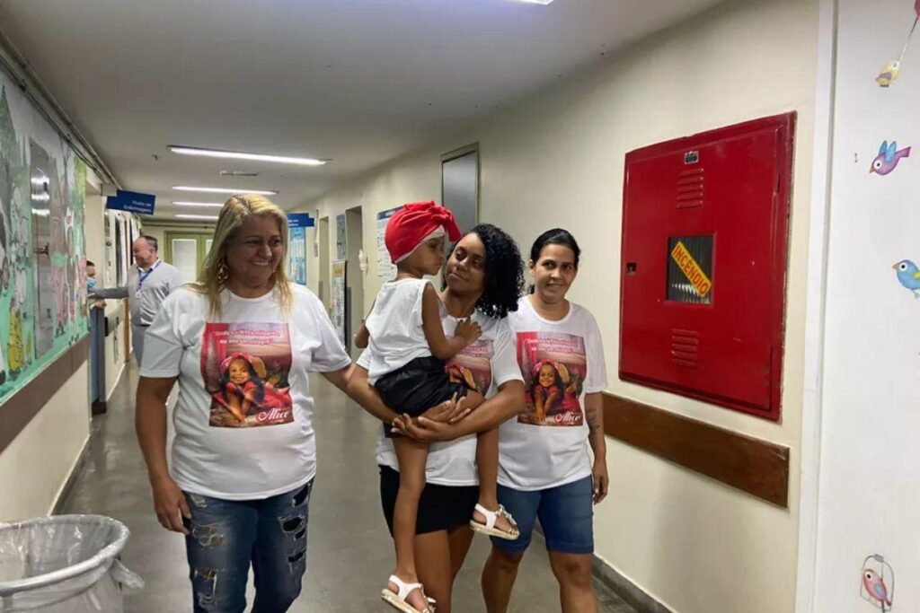 Menina de 4 anos que foi atingida por tiro na cabeça recebe alta do hospital