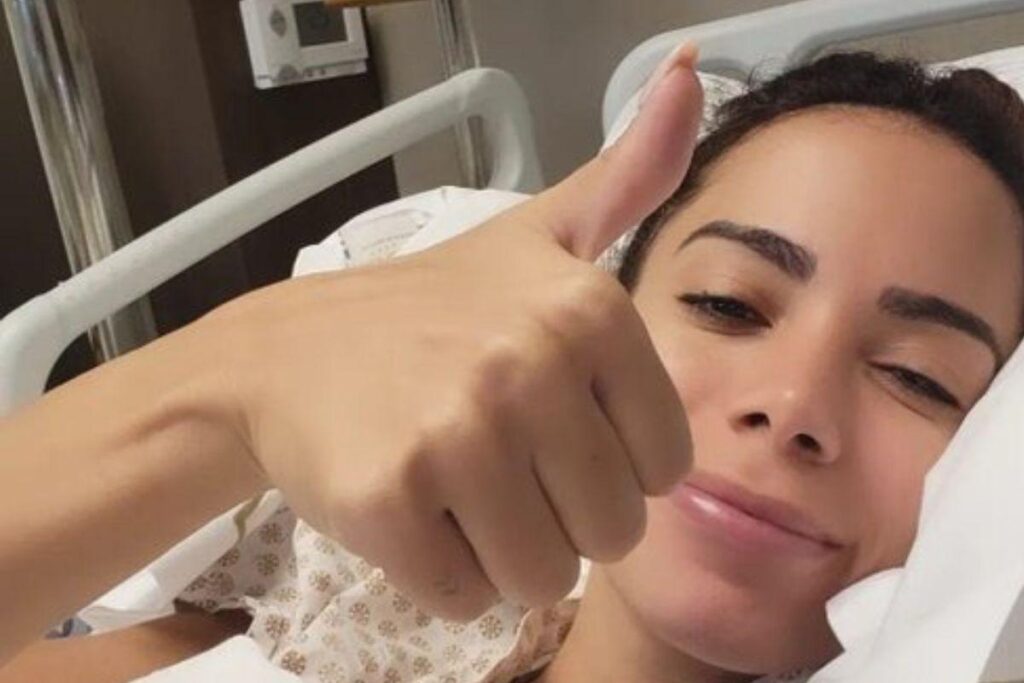 Anitta acompanhada de amigos e familiares no pré-operatório