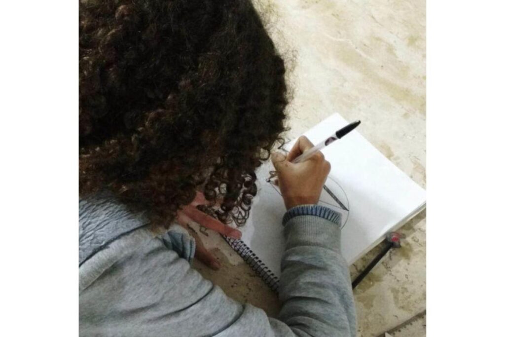 Uma menina criou a logomarca para incentivar a mãe a seguir sonho
