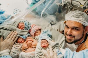 Os quadrigêmeos receberam alta e já estão em casa com os pais