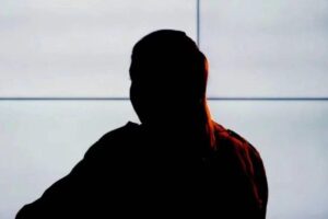 A mãe da criança já passou por difíceis situações – esta foi parar na rua e entrou no mundo das drogas