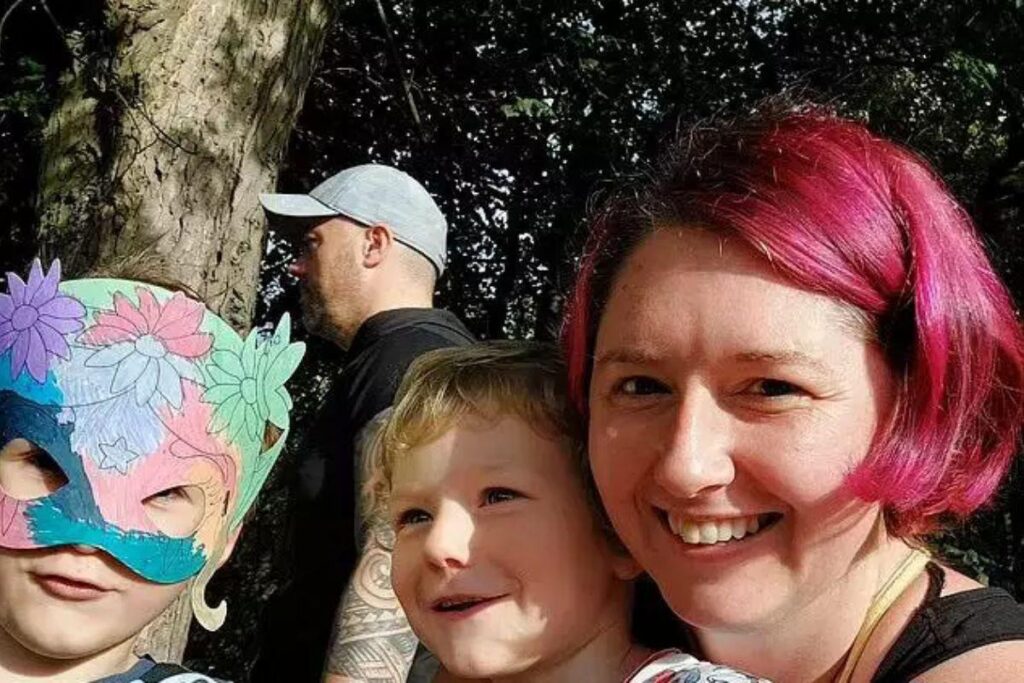 Sheryl Wynne amamentando Riley e Mylo