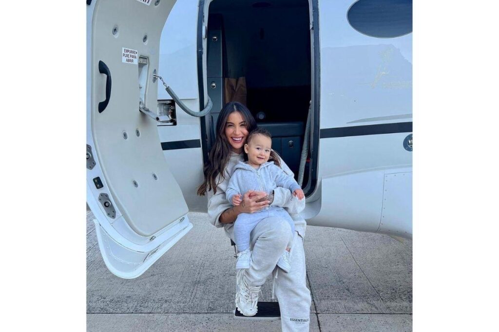 Cris já começou a aproveitar a viagem com sua mãe.