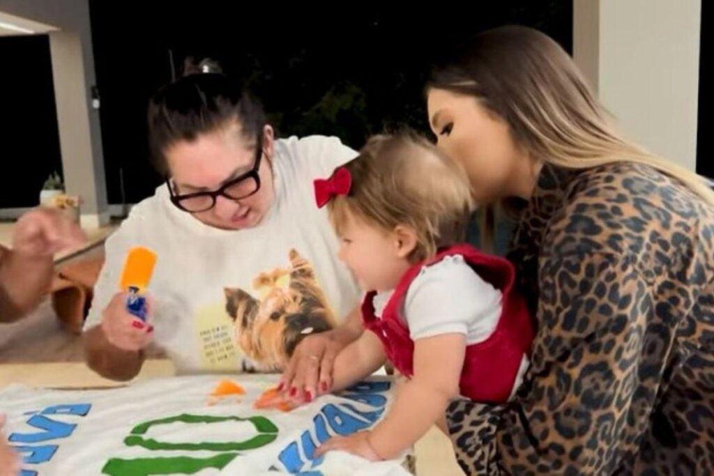 A influenciadora e seu marido resolveram dar a ele um joia de presente.