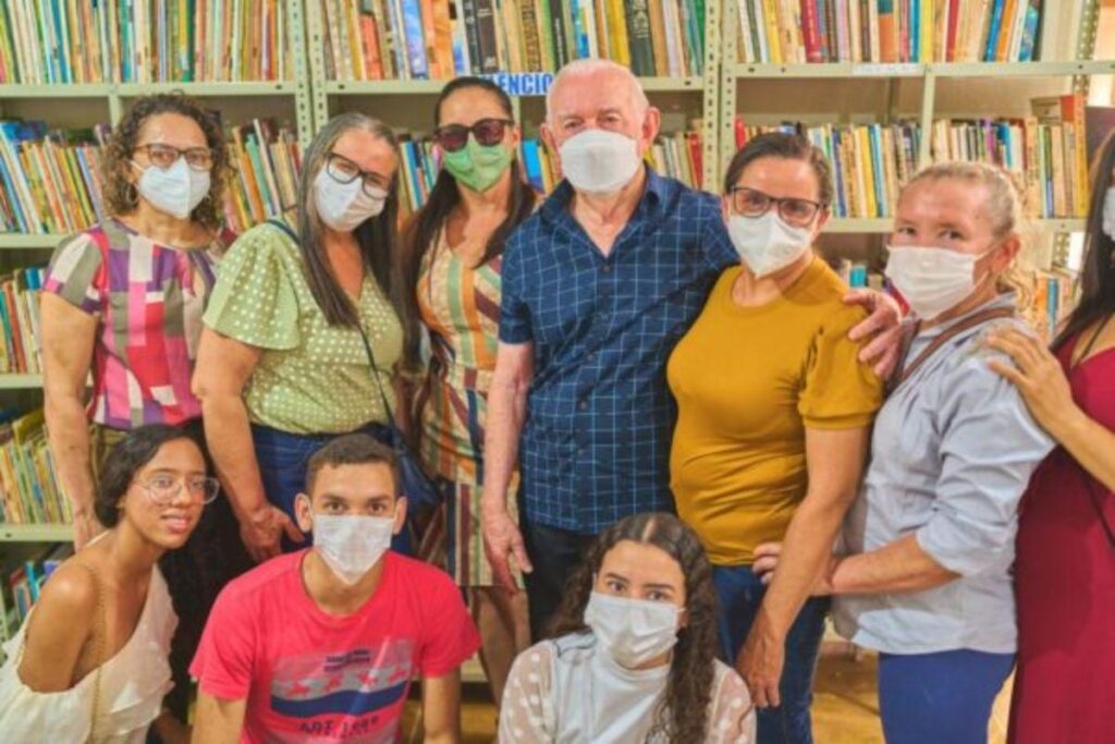Francisco lvonildo Dias da Silva abriu a primeira biblioteca pública da cidade Mangabeira, no interior do Ceará.