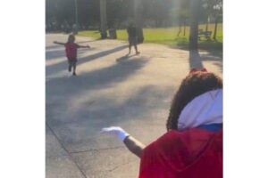 A modelo Julia Letícia emocionou a menina que estava passando