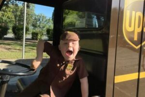 O menino sempre foi fã de caminhões e carros, e decretou o favorito o da UPS