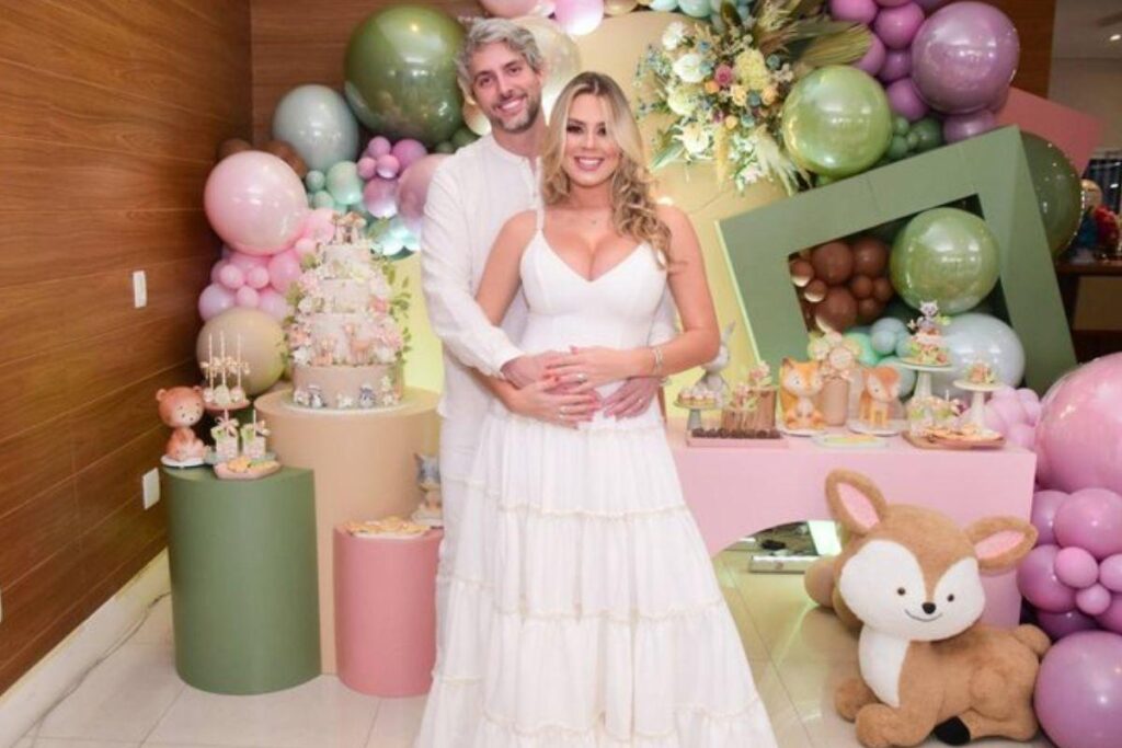 Isabella possui 3 meses de gestação e revelou ao público que está grávida há menos de 1 mês