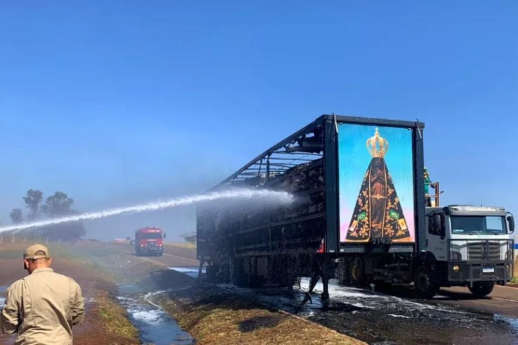 O restante da carreta ficou destruída, porém a imagem de Nossa Senhora não