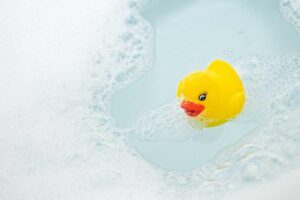 Existe uma frequência e também produto correto para lavar o cabelo do bebê