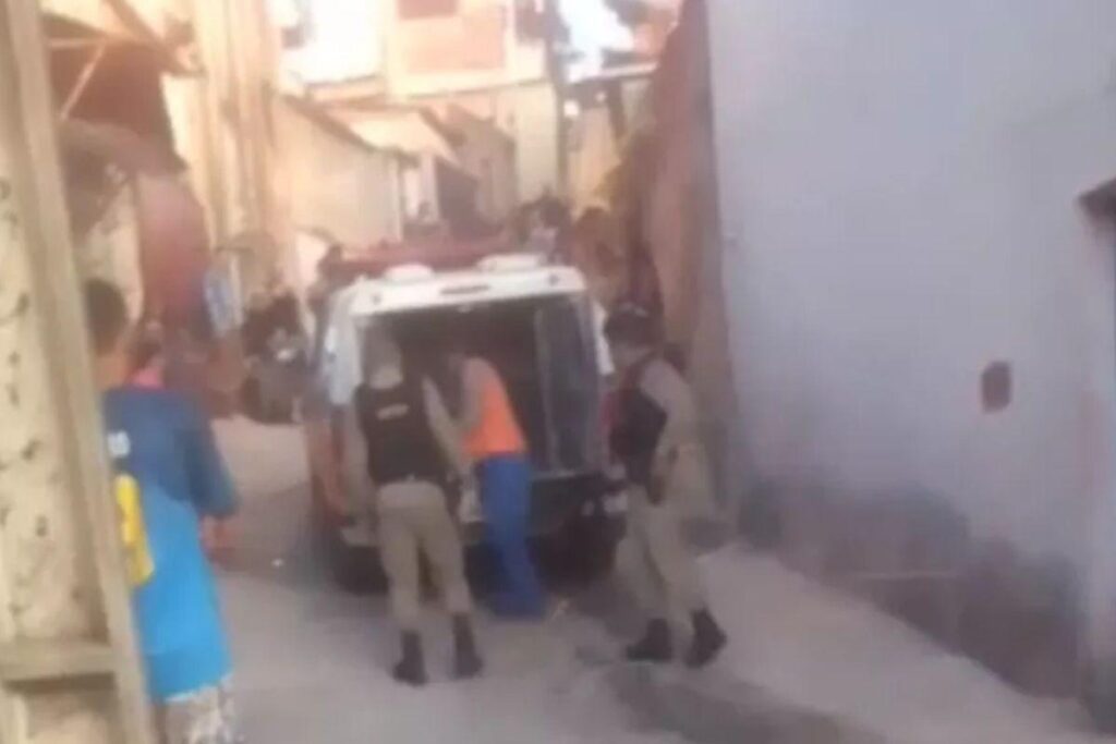 Vizinhos se reuniram próximo da residência onde os bebê faleceram