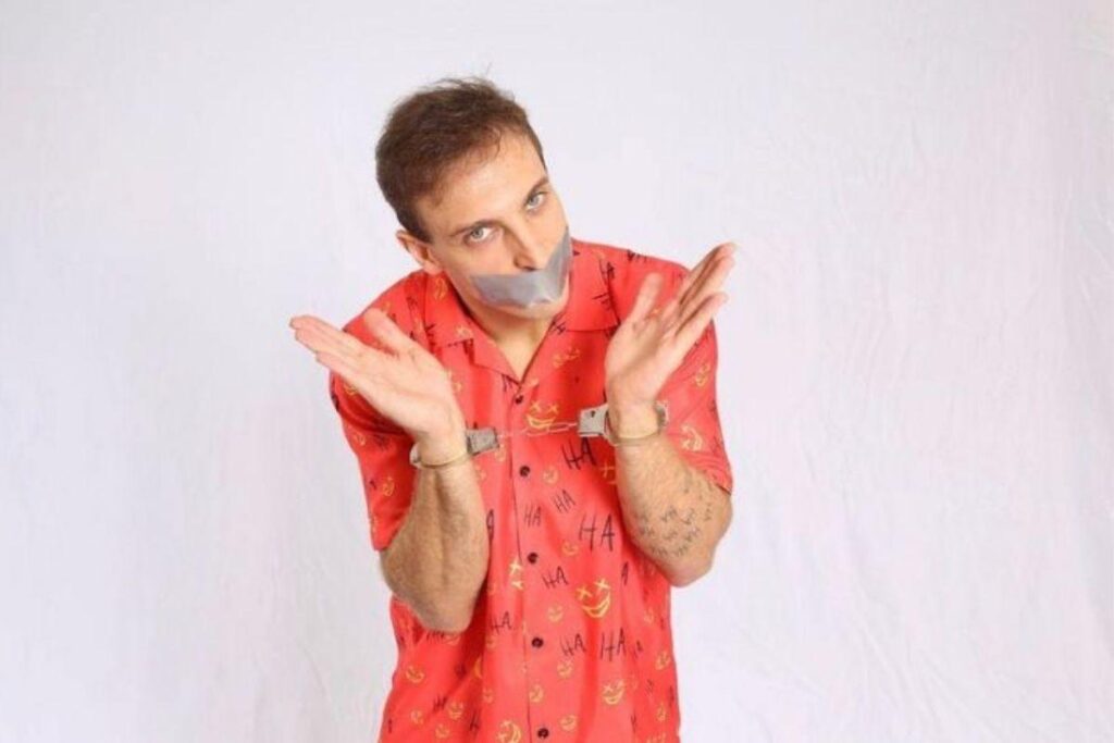 Humorista Leo Lins é demitido do SBT