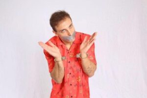 Humorista Leo Lins é detonado na internet após fazer comentário de mau gosto sobre criança com hidrocefalia