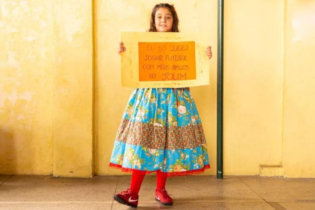 Protestos foram feitos em defesa de Emanuelle contando com cartazes e frases de apoio