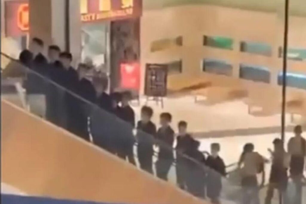 Jovens vestidos de Minions no cinema