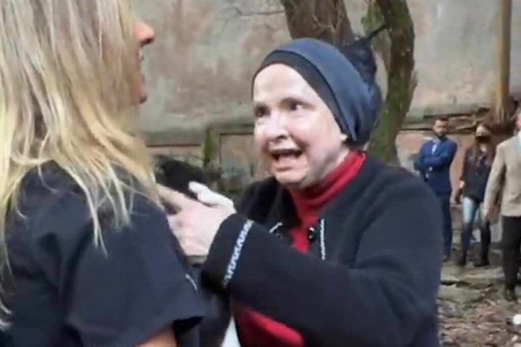 Mulher da Casa Abandonada, Margarida Bonetti, aparece com a cadela