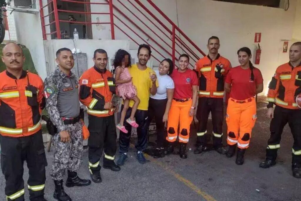 a criança brincava com um ralo de aço inox quando seu dedo acabou ficando preso.