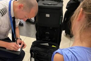 O piloto do avião ajudou a menina ficou triste com a perda do dente.