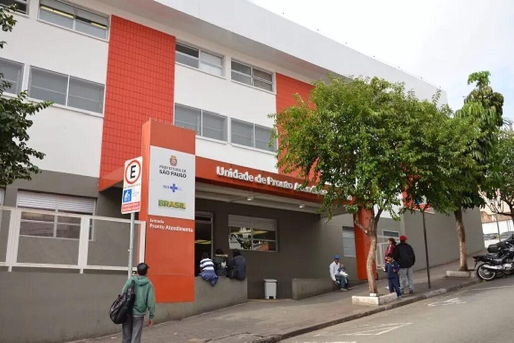 O paciente foi guiado por vídeos no YouTube, utilizando álcool 70% para limpar o procedimento feito em casa.