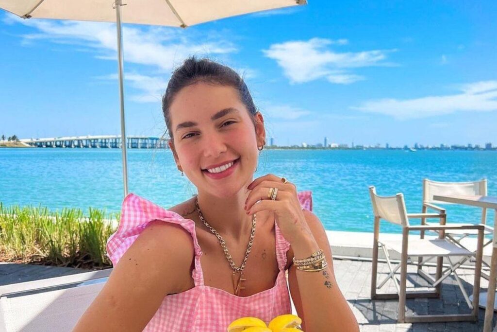 Virginia Fonseca exibe foto de ensaio fotográfico com barriga de grávida a mostra.