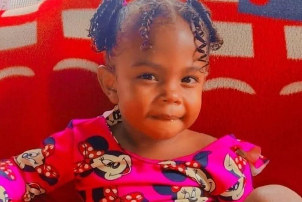 Alessandra de Mattos em registro antigo com a filha Agatha Rafaella, que morreu após acidente de carro com o padrasto