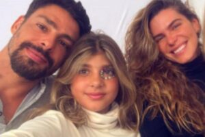 Sofia curte uma praia na Itália ao lado de Cauã Reymond e Mariana Goldfarb