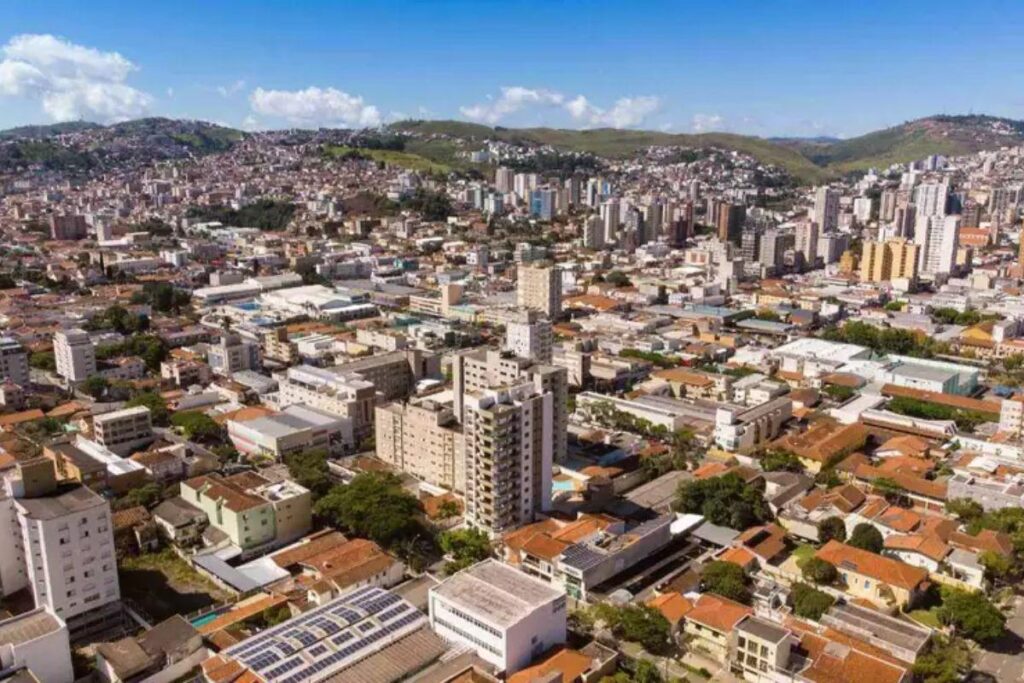 A esposa e o filho foram ameaçados de morte com uma tesoura pelo jovem.