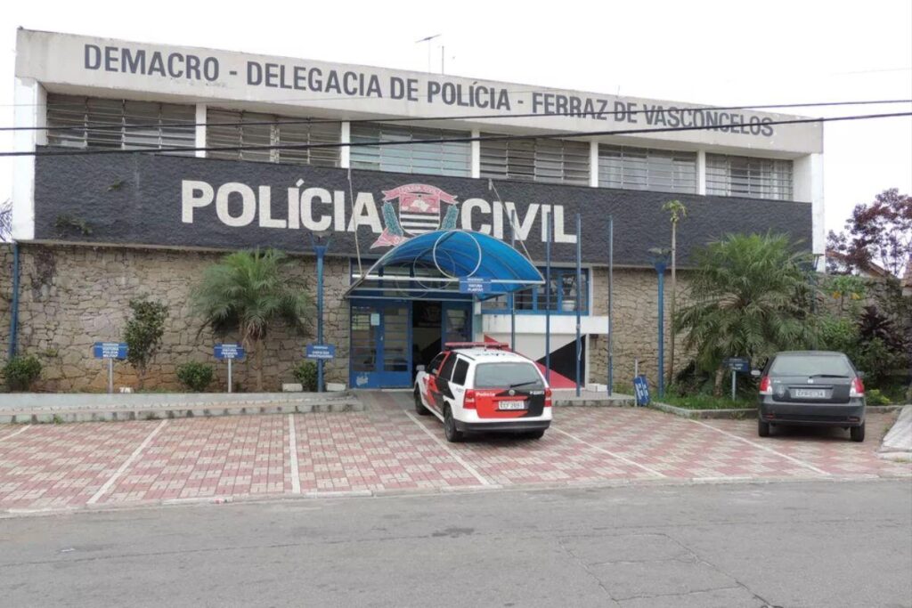 O menino encontrou a arma do pai em cima do armário da cozinha