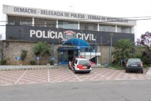 O menino encontrou a arma do pai em cima do armário da cozinha