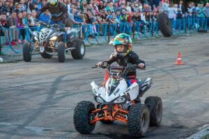 O pai do menino o leva para participar do espetáculos desde os três anos de idade