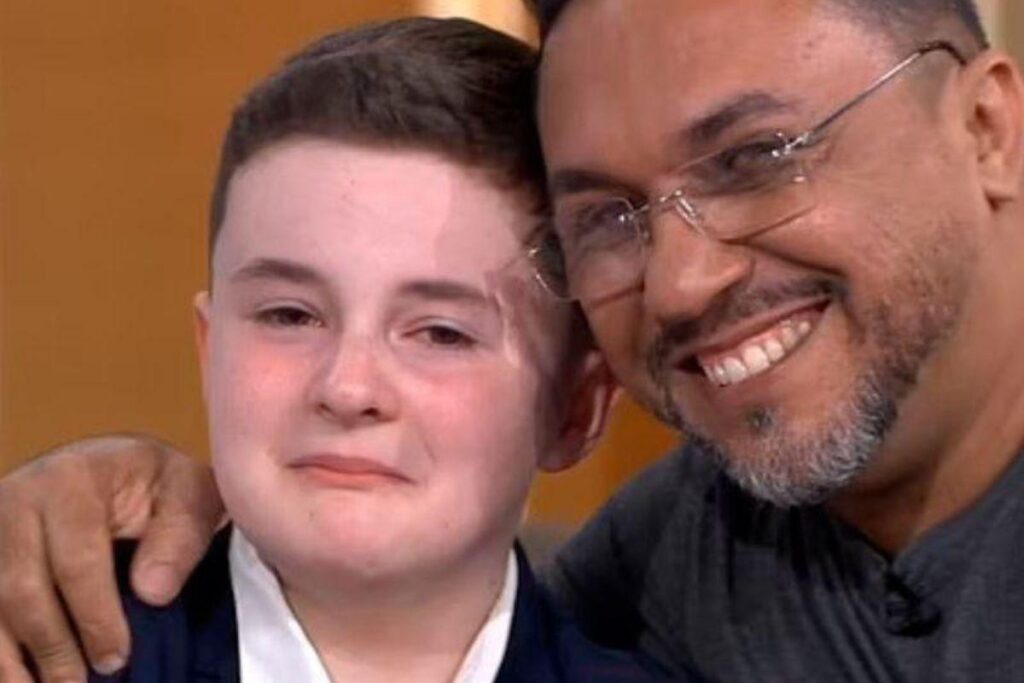 Através da doação, o menino está se recuperando de uma doença autoimune rara.