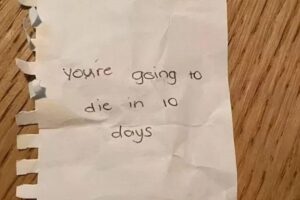 A mãe conta que o filho ainda não sabe ler, mas ela se preocupa com as outras crianças