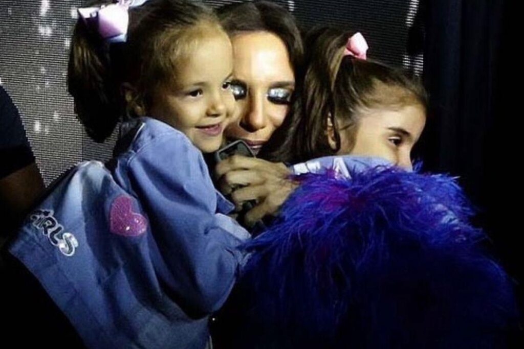 Ivete ao lado de Marcelo e das gêmeas