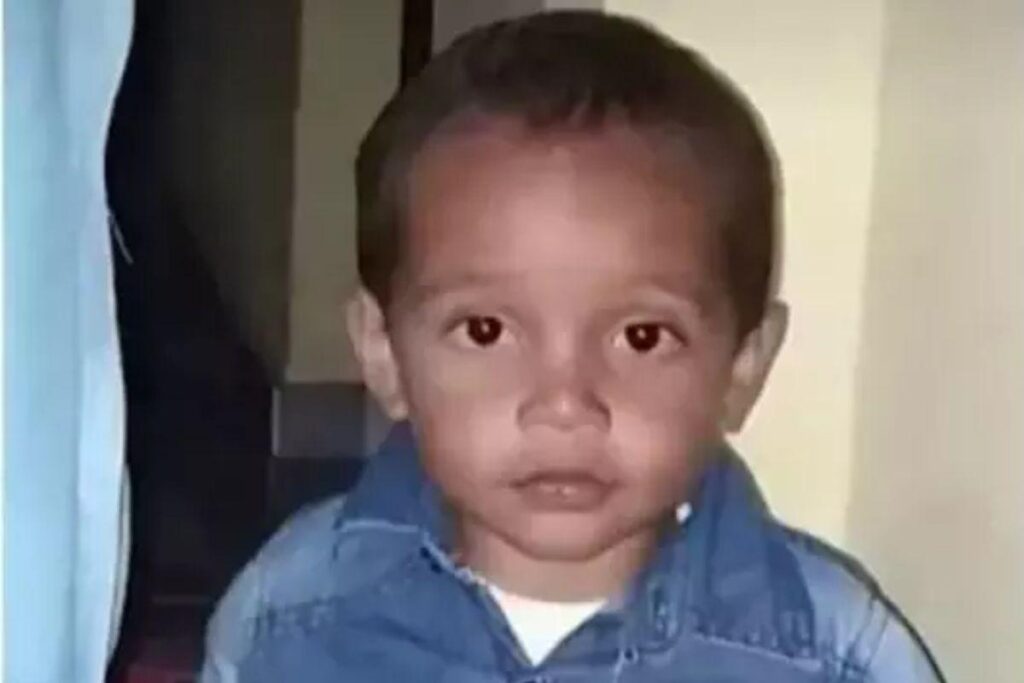 A criança ingeriu acidentalmente o biscoito envenenado que era para matar os ratos