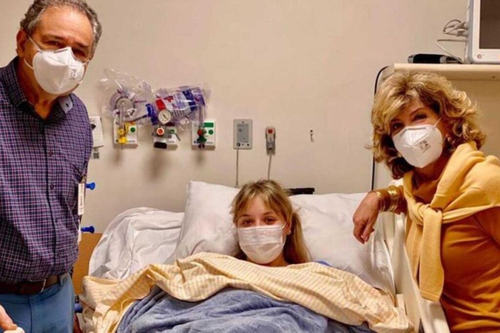 Ana Poppovic e o pai Marcelo Bronstein em registro nas redes da mãe