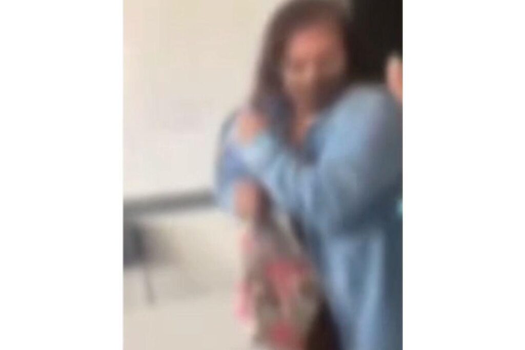 A professora agrediu o aluno dentro da sala de aula