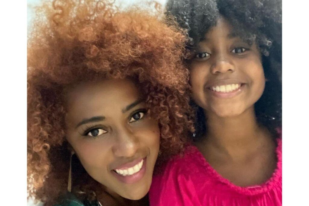 A mãe teve a inspiração para criar a marca após ver a felicidade da filha com boneca negra em mochila