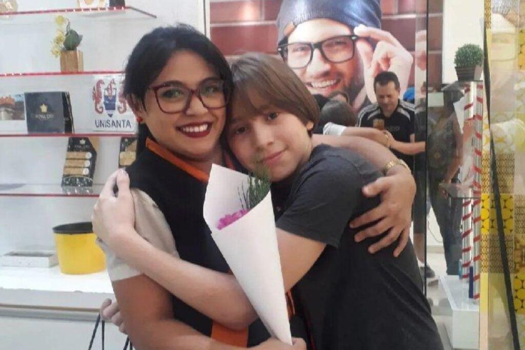 O menino levou flores como agradecimento depois de vendedoras de uma ótica o ajudarem durante crise