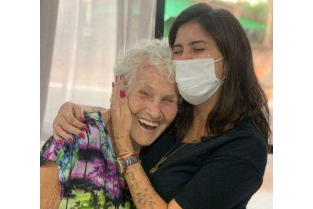 A neta acompanhou a avó para fazer a primeira tatuagem