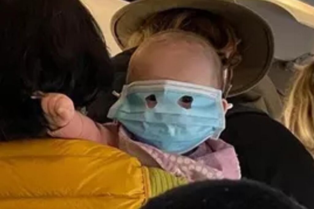 A criança estava com o rosto coberto pela máscara.