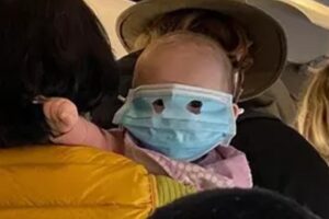 A criança estava com o rosto coberto pela máscara.