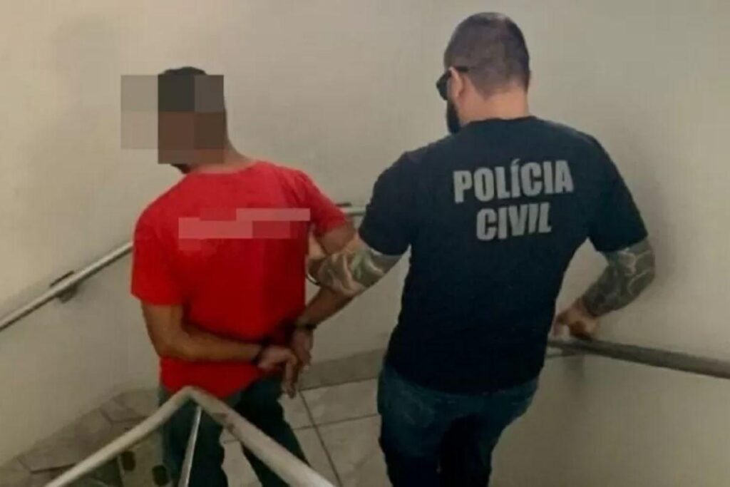 O suspeito de estupro foi preso pela polícia.