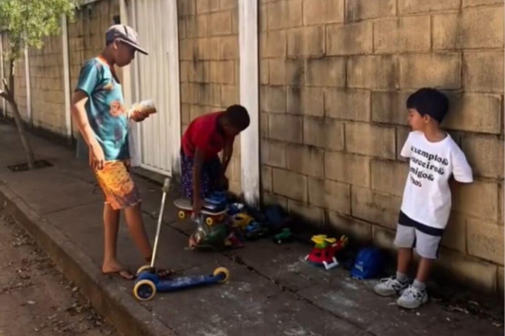 O menino doou o patinete e skate, os brinquedos favoritos