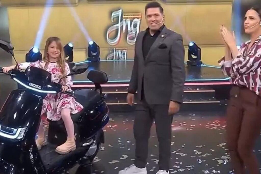 A reação de María Fernanda Callejón vendo a filha disparar com a moto