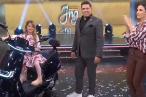 A reação de María Fernanda Callejón vendo a filha disparar com a moto