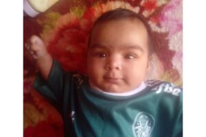 A bebê morreu após dormir com o pai em uma rede